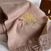 Cachecol 100% Lã Feminino Inverno Peônia Bordado Xale Song Anciãos Mãe Lenço de Pescoço Presente de Aniversário
