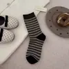 Meias femininas de outono na cor Maillard, meias listradas de cano médio, meias empilhadas em color block retrô, meias de algodão sem costura estilo college
