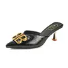 Stock listo Tacones altos de punta fina francesa medio abiertos para mujer 2026 nuevo lanzamiento de verano Hebilla metálica Tacón fino Sandalias tipo chancla Mocasines cerrados