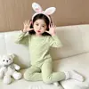 Conjunto de loungewear para bebé niña de Amazon con estampado floral pequeño, para primavera y otoño, incluye top y pantalón, adecuado para usar en otoño