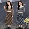 Conjunto de punto de otoño para niñas 2026 nuevo estilo conjunto de dos piezas de polo y suéter para niños mayores