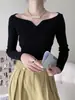 SINAN: Um top curto de tricô com uma gola delicada em formato de pétala pequena, um design único e um estilo versátil adequado para usar em camadas.. Atacado disponível. SN0503