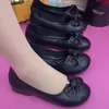 Sapatos Modernos de Couro Macio com Solado Plano e Bico Baixo, Solado de Couro Bovino Antiderrapante, Lançamento Primavera/Verão 2026, para Mães de Meia-Idade e Idosas