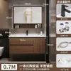 Tocador de baño de color nogal con lavabo, una combinación de estilo chino y un lavabo cerámico integrado para lavarse las manos y la cara