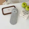 "Calcetines de Barco Perforados" son calcetines de verano finos con un patrón sutil, ribete de encaje, diseño de malla, antideslizantes, invisibles, transpirables, de corte bajo para mujer