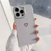 Diseño Sencillo y Elegante de Corazón Pequeño Adecuado para Funda de Teléfono iPhone 17 Pro Max, Botones Metálicos Apple 16, Estilo Novedoso 15