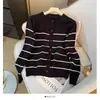 Cárdigan de punto de manga larga a rayas con bloques de color y cuello redondo estilo coreano para mujer, nueva chaqueta superior casual ajustada para otoño de 2026