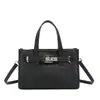 Bolsa Quadrada Pequena de Design de Nicho, Elegante e na Moda, com Sensação de Alto Padrão, Nova Bolsa de Mão Kelly Outono/Inverno 2025, Bolsa de Ombro Único Transversal para Mulheres