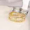 Pulsera de Lujo Ligero Europeo con Textura Pulsera de Mano Dorada Hueca con Pedrería Cadena de Mano Adornos Transfronterizos Fábrica de Origen Venta al por Mayor