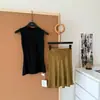 Top Regata Gola Alta Preto Slim-Fit + Saia Midi Fluida Estilo Cauda de Peixe em Seda de Cobre Minimalista para um Look Elegante e que Afina a Silhueta - Estilo Old Money