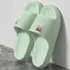 Sandálias de EVA para mulheres, chinelos de banheiro para uso interno no verão, com sola grossa, antiderrapantes, sem odor, adequadas para uso externo, sandálias de casal para homens