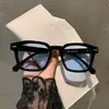 Óculos de Sol Retrô Estilo Coreano Óculos de Sol Femininos Fashion e Únicos Óculos de Sol Quadrados com Rebites, Mesmo Estilo das Celebridades da Internet, Uv400
