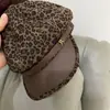 Chapéu Octogonal de Couro com Aba Estampada de Leopardo Acolchoado Estilo Japonês para Mulheres, Chapéu Bico de Pato Espesso Quente Tendência para Outono e Inverno