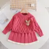 Falda suéter para niñas otoño e invierno Nuevo conjunto de dos piezas tejido con cabeza de conejo de color puro para bebés niñas cuello revertido manga larga estilo occidental
