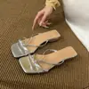 Primer Encuentro con las Sandalias Slip-On de Tira Fina Abiertas con Tacón Bajo Estilo Francés para Uso en Exteriores