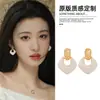 Pendientes Cuadrados con Patrón Dorado, Pendientes de Rombos con Goteo de Aceite y Aguja de Plata, Pendientes con Sensación de Lujo Ligero de Alta Gama, Joyería de Oreja Versátil Retro Francesa para Mujer