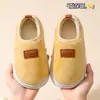 Pantuflas y zapatos de algodón para niños para otoño e invierno, primeros zapatos para caminar para bebé, pantuflas de algodón antideslizantes para uso en interiores, cálidos y cómodos, estilo sin cordones, venta al por mayor