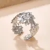 Joyería de Acero de Titanio de Moda Diseño Versátil Anillo de Flor Prensada en Aceite Resistente al Color Lujo Ligero Sensación de Alta Gama Anillo Abierto Ajustable