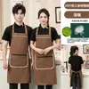 Delantal impermeable con estampado de logo, adecuado para cajeros de supermercado y tiendas de conveniencia, con bolsillo y cremallera, y diseñado como uniforme de trabajo para la industria de la restauración, específicamente para mujeres