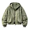 Chaqueta de trabajo con capucha verde militar personalizada de fábrica para hombre, con bordes crudos y múltiples bolsillos, con un diseño desgastado y moderno