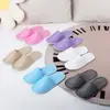 Pantuflas desechables de hotel en stock para casas de huéspedes, uso doméstico, viajes y B&Bs, hechas de tela de lino cepillado, se pueden personalizar con logotipo bajo pedido