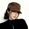 Sombrero ecuestre vintage de gamuza estilo coreano para mujer, primavera y otoño, versátil y elegante, con remaches, sombrero de copa plana, gorra de béisbol a la moda