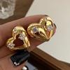 Os Brincos de Coração de Metal Tridimensional de Estilo Europeu e Americano com Diamantes São Versáteis, Fashion e Tendência