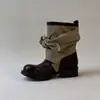 Botas de Tobillo Vaqueras de Caballero con Tiras Patchwork de Lona y Moño, Colección Primer Encuentro, Nuevas Botas de Media Caña Otoño/Invierno 2026