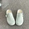 Mules Casuais Versáteis de Encaixe Estilo Birkenstock para Mulheres, Novo Modelo de Verão 2026, Adequadas para Combinar com Vestidos, Mules de Bico Fechado para Mulheres