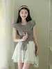 Camiseta Curta Feminina Francesa de Manga Curta com Gola Halter de Um Ombro, Absolutamente Deslumbrante, Única, Cintura Marcada, Verão, Linda, Ombro a Ombro, Top Assimétrico