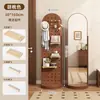 Espejo de tocador de tablero perforado retro de lujo ligero, giratorio y móvil, perchero integrado para abrigos y sombreros para uso doméstico, espejo de cuerpo entero de pie