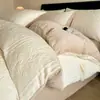 Juego de ropa de cama de cuatro piezas de terciopelo de leche engrosado y estampado para el calor del invierno, que incluye una sábana plana, una funda de edredón y una sábana bajera, diseñado para un aspecto lujoso y sofisticado en el dormitorio principal.