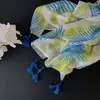 Bufanda de Algodón y Lino Estilo Isla de Coco para Mujer, Diseño Original, Patrón de Hojas Azules, Chal Largo con Borlas para Sombrilla y Protección Solar, para Primavera y Verano