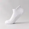 Meias esportivas masculinas com sola atoalhada, antibacterianas, resistentes a odores, absorventes de suor, meias curtas até a panturrilha, meias de algodão de cor sólida, adequadas para todas as estações, modelos preto e branco