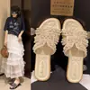 Sandalias Perladas de Suela Blanda Estilo Chanel Modelo Nuevo 2025 Pantuflas Planas de Hada para Mujer Sandalias Versátiles de Playa para Verano