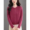 Nuevo y elegante cárdigan de punto cálido estilo coreano para otoño de 2026 para madres, chaqueta suéter corta de color liso para mujer