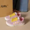 Tênis casual feminino, design de nicho, sola grossa, color block, estilo esportivo, adequado para estudantes, versátil, aumenta a altura, nova coleção outono 2026