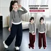 Conjunto de dos piezas a rayas para niña con sudadera a rayas de color contrastante y pantalones cargo, nuevo diseño elegante primavera/otoño 2026