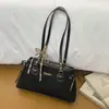 Textura fosca simples, uma bolsa de ombro estilosa e elegante para mulheres, perfeita para o trajeto no outono, com um design retrô e um visual chique e discreto.