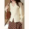 Elegante suéter rojo de cuello en V con abertura estilo francés Estilo occidental Otoño e invierno Nuevo Suéter de punto corto con mangas abullonadas para cubrir la figura