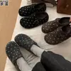 Sapatos fechados estilo Birkenstock de lã cinza com bolinhas para mulheres, aumento interno de altura, coleção outono 2026, mocassins de calçar