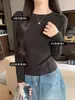 Camiseta Feminina de Manga Longa 2639X com Gola Redonda, apresentando um painel no ombro e um padrão espinha de peixe, adequada para primavera, outono e inverno, uma peça base de corte justo que cria uma silhueta favorecedora