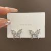 Brincos de pérola borboleta pequena com agulha de prata S925, brincos de design de nicho de luxo leve para mulheres, brincos de estilo ocidental combinados com a Coreia do Sul