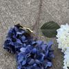 Viento de océano azul flores de simulación para boda al por mayor azul oscuro azul zafiro azul bruma blanco boda camino guía techo flores falsas