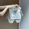 Conjunto de Tres Piezas de Calidad Premium para Niños Primavera y Otoño 2026: Conjunto de Chaleco de Oso de Dibujos Animados y Camisa a Rayas para Bebé