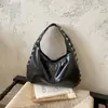 Bolsa de ombro grande com tachas para mulheres, novo estilo coreano 2026, bolsa de axila casual e moderna para saídas diárias