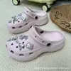 Zapatos Crocs marca alternativa dijes para zapatos DIY Gato KT modelo nuevo 2026, zapatos cómodos de punta cerrada, venta al por mayor transfronteriza