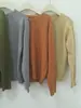Cardigã de tricô gola redonda estilo coreano com botões dourados, um suéter liso macio e confortável para mulheres, perfeito para outono e inverno, com um design suave e versátil que cria um efeito emagrecedor