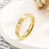 Anillo de moda de acero de titanio con números romanos para parejas unisex con letras y diamantes fabricantes de Dongguan al por mayor