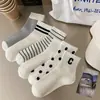 Calcetines a rayas de otoño e invierno para mujer, calcetines de media pantorrilla en blanco y negro, calcetines cortos deportivos blancos de estudiante para primavera y verano, calcetines de lunares de moda para exteriores